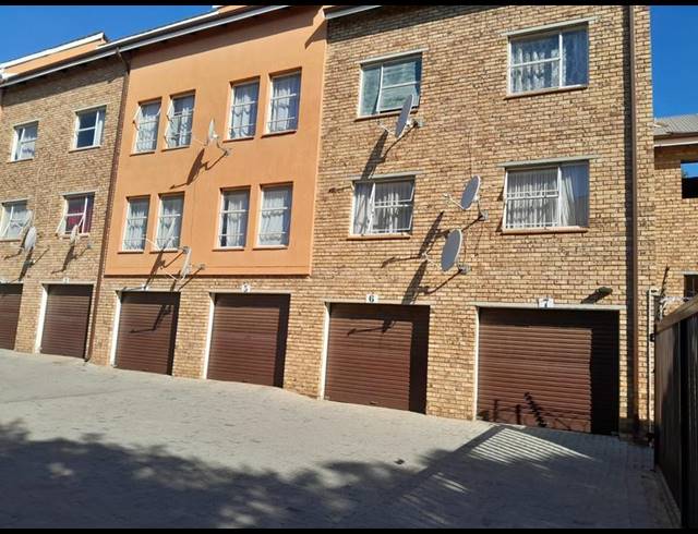 2 BEDROOM APARTMENT FOR SALE IN KEMPTON PARK CENTRAL
